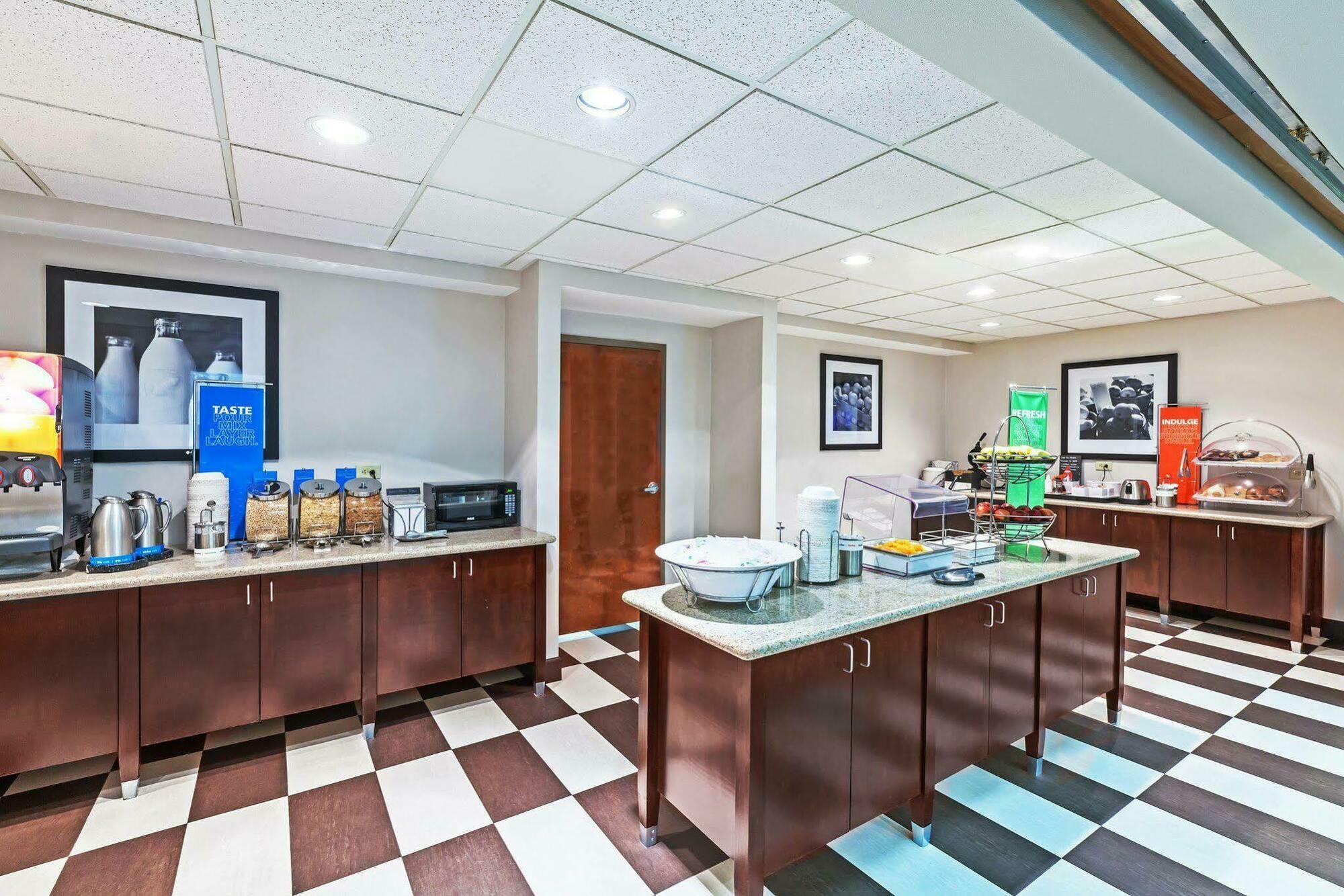 Hampton & Houston-westchase 3*